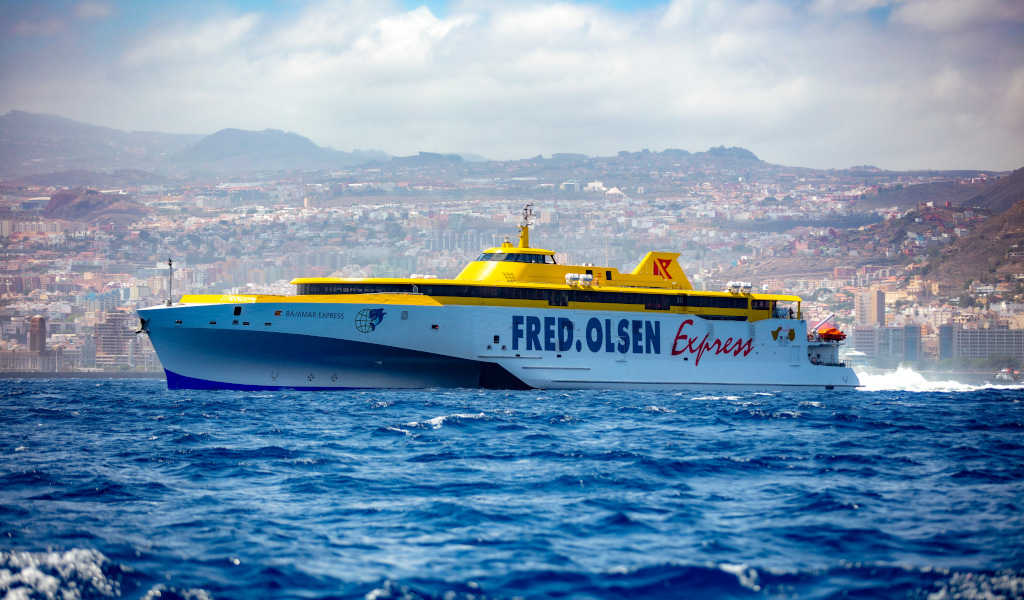 Il traghetto Bajamar Express di Fred Olsen che naviga al largo della costa di Tenerife.
