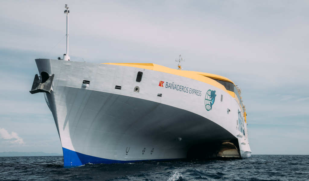 Traghetto Bañaderos Express che naviga vicino alla costa di Tenerife.