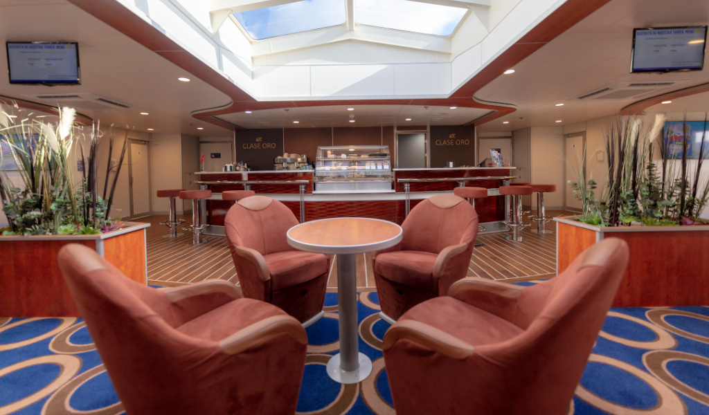 Area con posti a sedere e bar Gold Class su un traghetto a Tenerife.