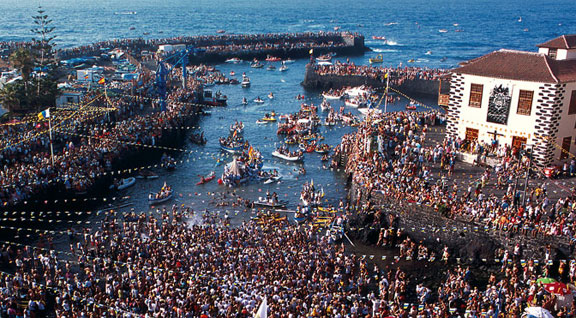 Folla che festeggia nel porto di Puerto de la Cruz a Tenerife.