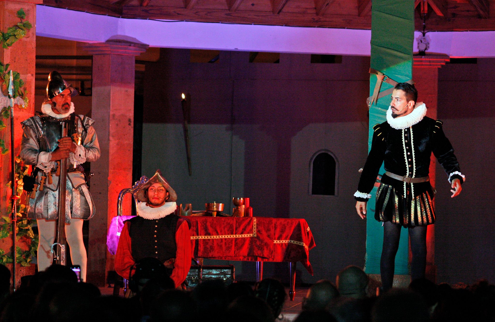 Attori sul palco in costume medievale durante uno spettacolo a Tenerife.