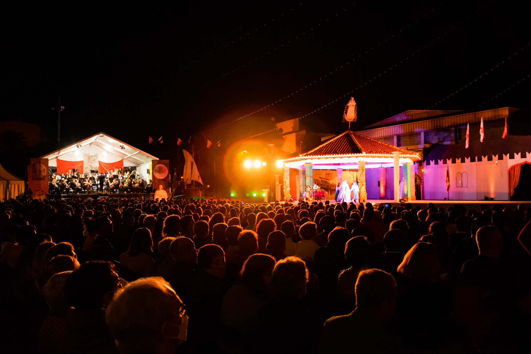 Festival notturno su un palco illuminato nella Valle de Guerra, Tenerife, con un pubblico.
