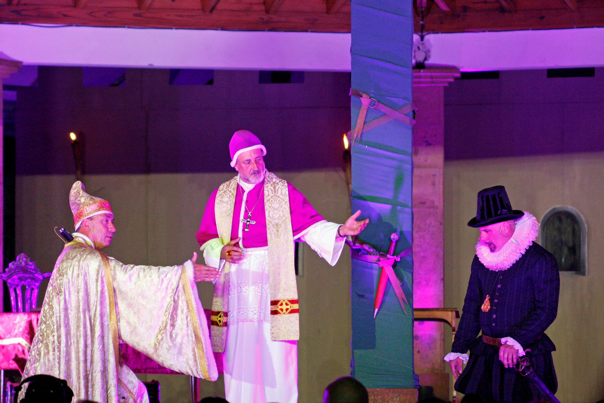 Rappresentazione teatrale a La Laguna con attori in costumi d'epoca, inclusi costumi clericali.