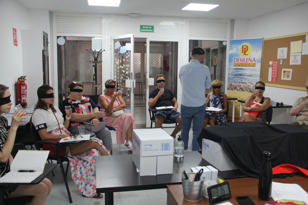 Persone bendate a un corso di degustazione a Desilena, Tenerife.