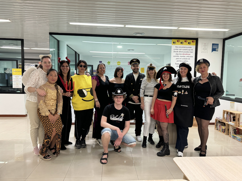Persone in costume in gruppo all'interno di un ufficio a Tenerife.