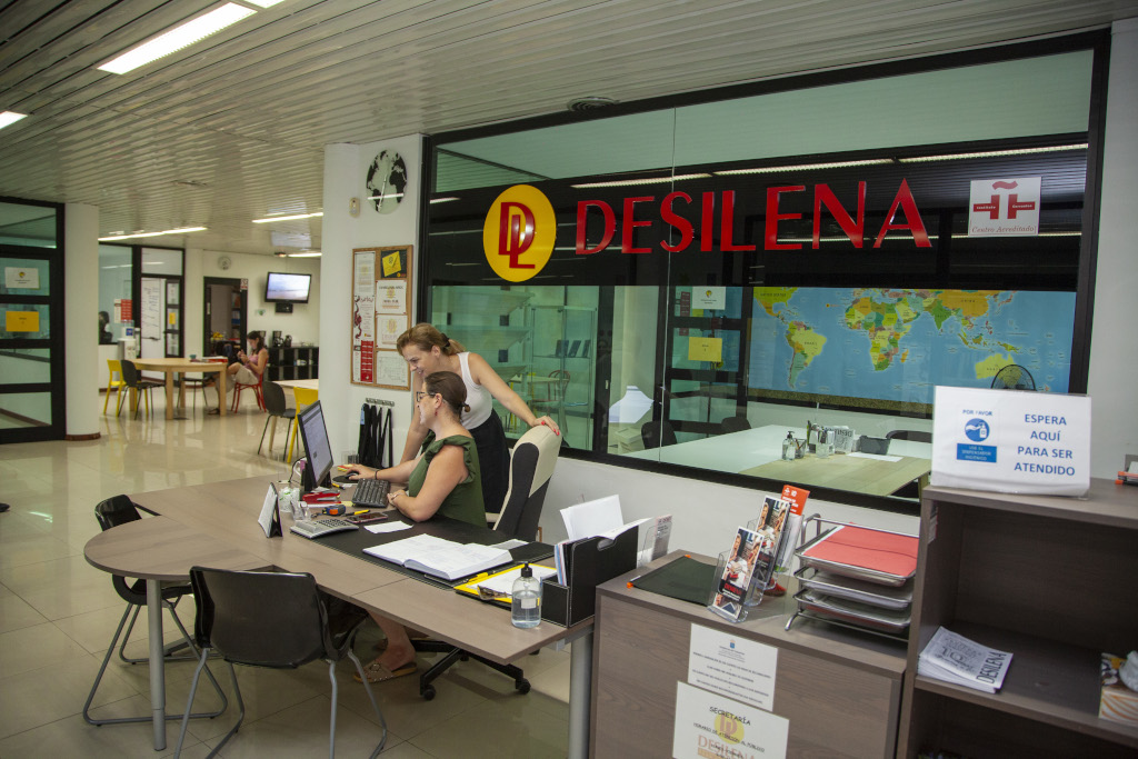 Ufficio Desilena a Tenerife con scrivania, sedie e personale al lavoro.