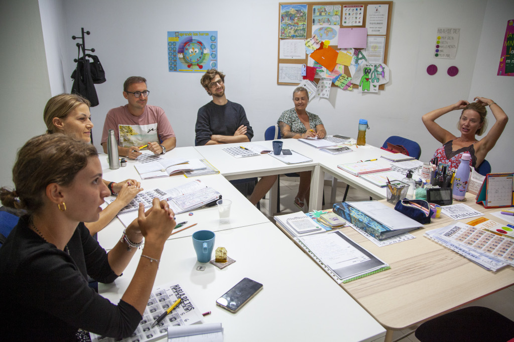 Gruppo di persone a un tavolo da lavoro in un'aula scolastica a Tenerife.
