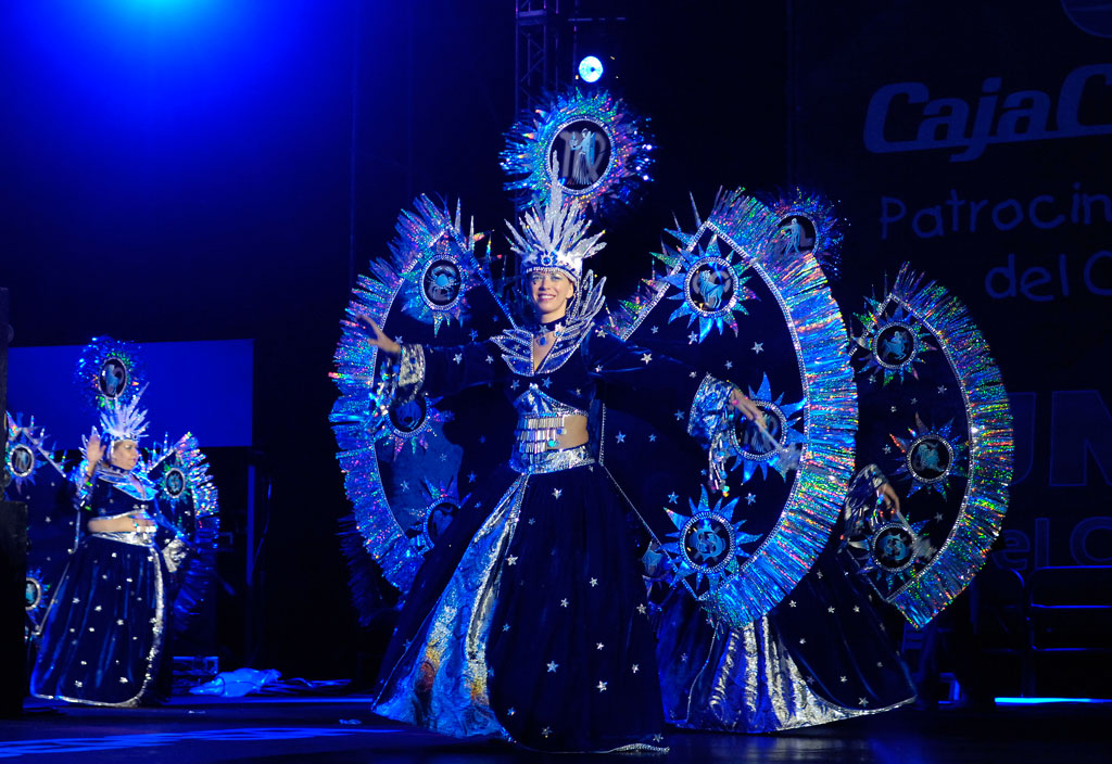 Donne in costumi di fantasia vivaci che ballano su un palco a Tenerife.