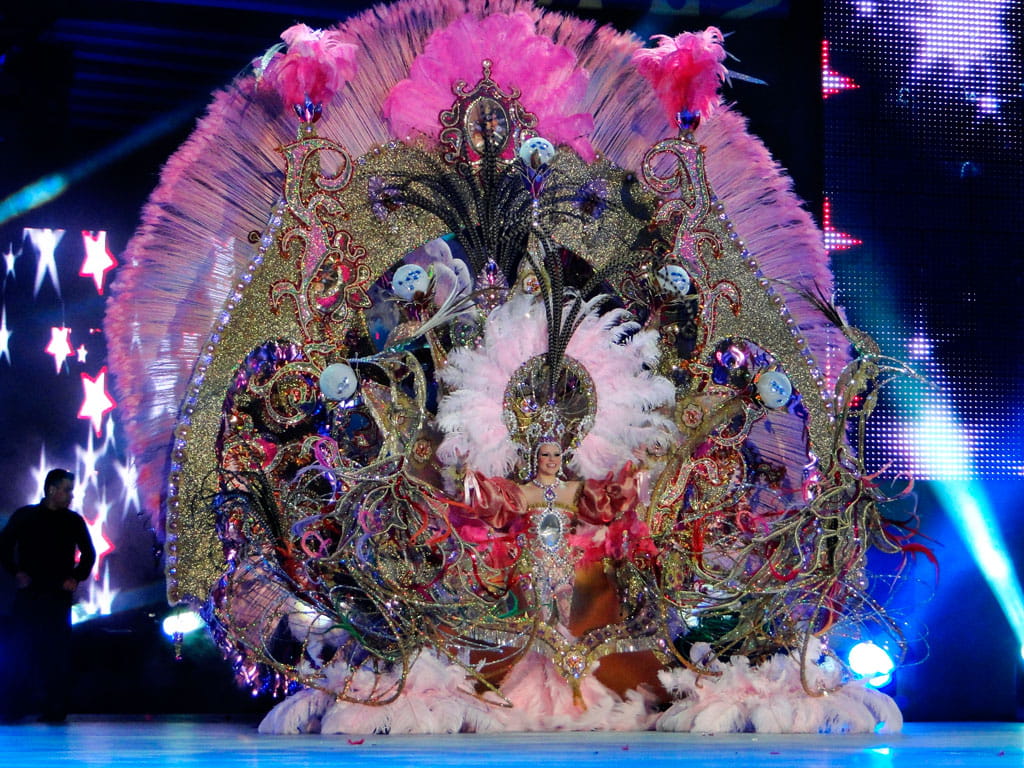 Costume da carnevale pieno di piume e brillantini a Santa Cruz de Tenerife.