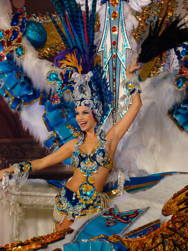 Compagnia di carnevale a Tenerife con un costume colorato di piume e paillettes.
