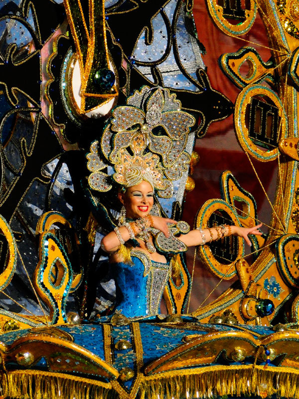 Persona in costume colorato alla parata del Carnevale di Tenerife.