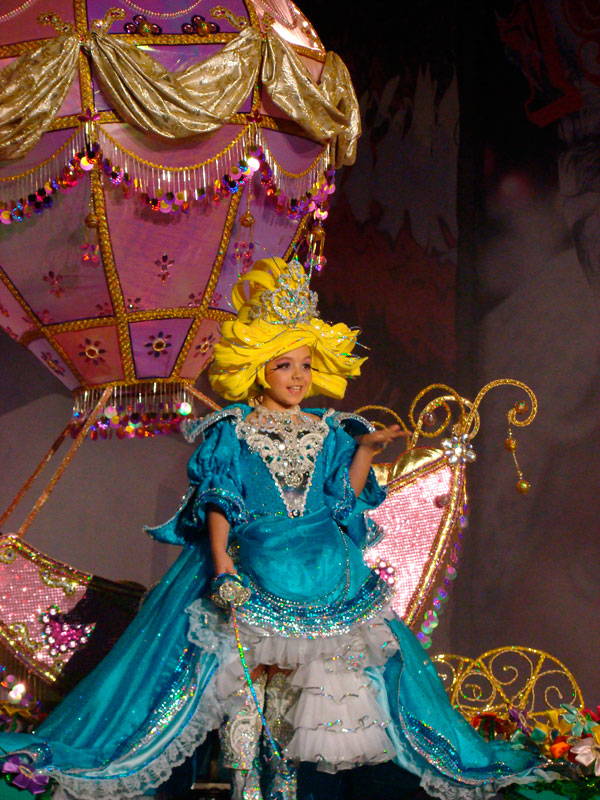 Ragazza in colorato costume da carnevale a Santa Cruz de Tenerife.