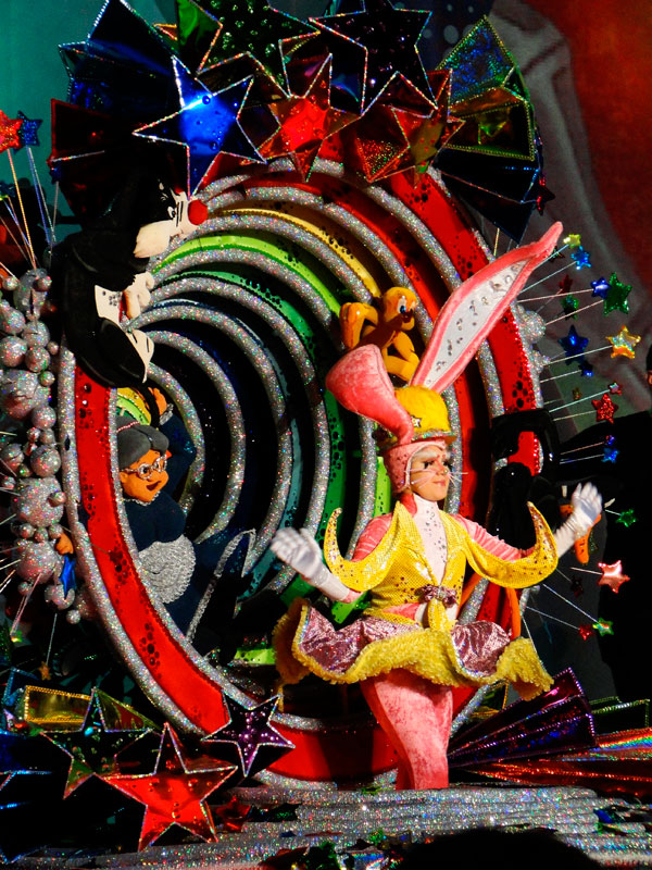 Costume festivo con personaggi animati a un carnevale a Tenerife.