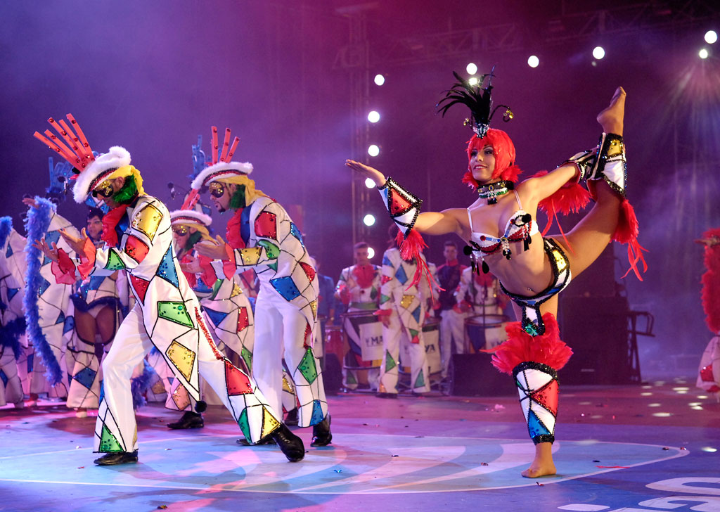 Ballerini in costumi colorati che si esibiscono al carnevale di Tenerife.