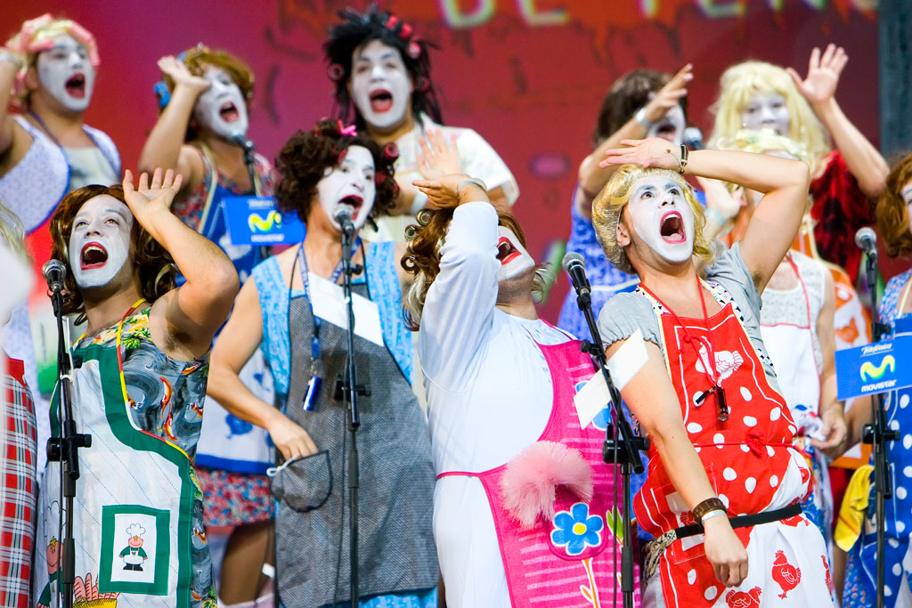 Persone in costume e volti dipinti che cantano a un evento a Tenerife.