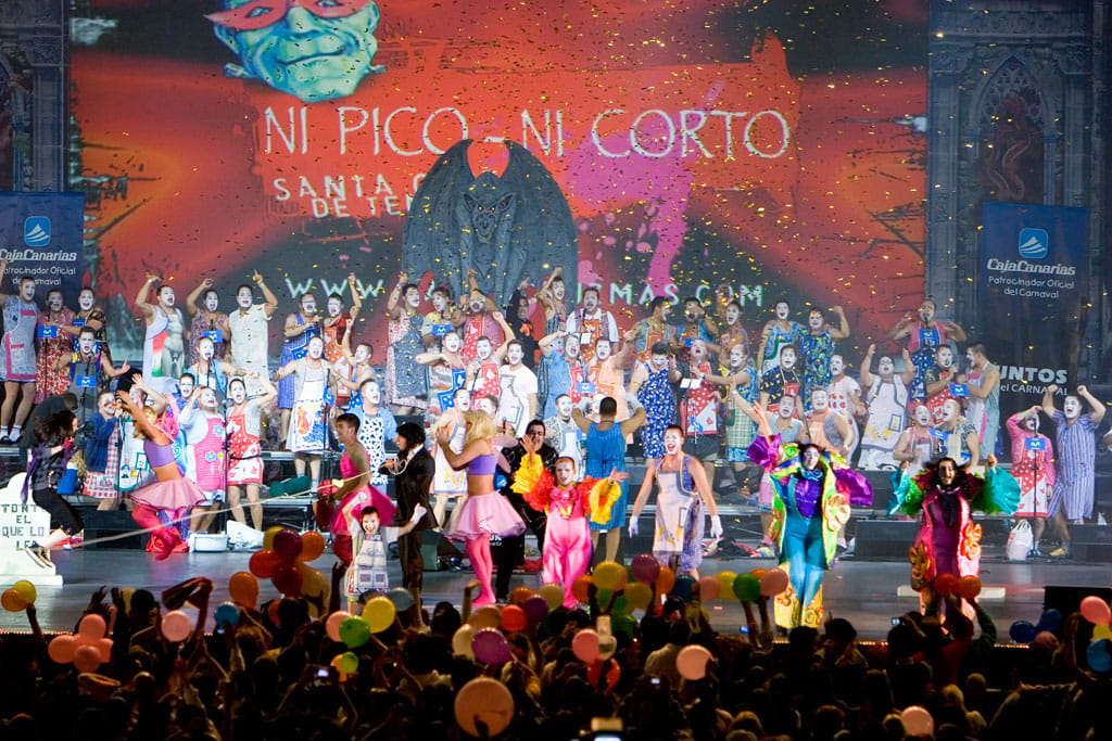 Persone in costume al Carnevale di Santa Cruz de Tenerife. Include il testo NÉ PICO NÉ CORTO.