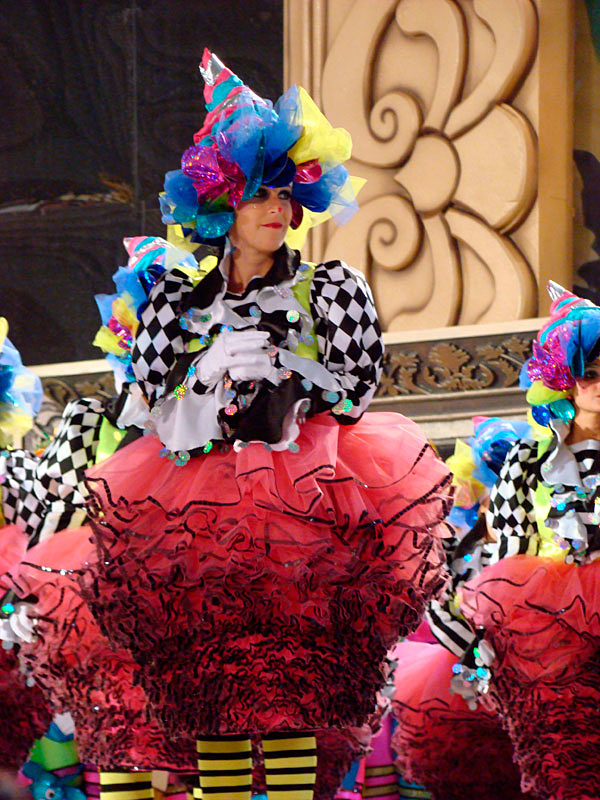 Persona in colorato costume da carnevale a Tenerife.