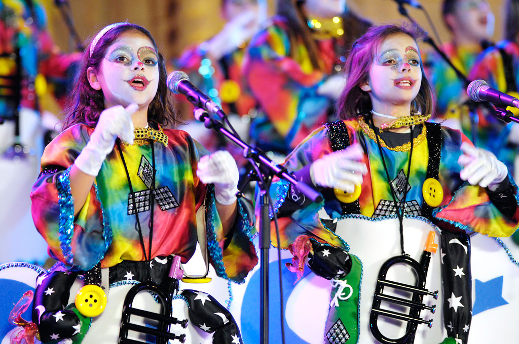 Ragazze che cantano in costume a un festival a Tenerife.