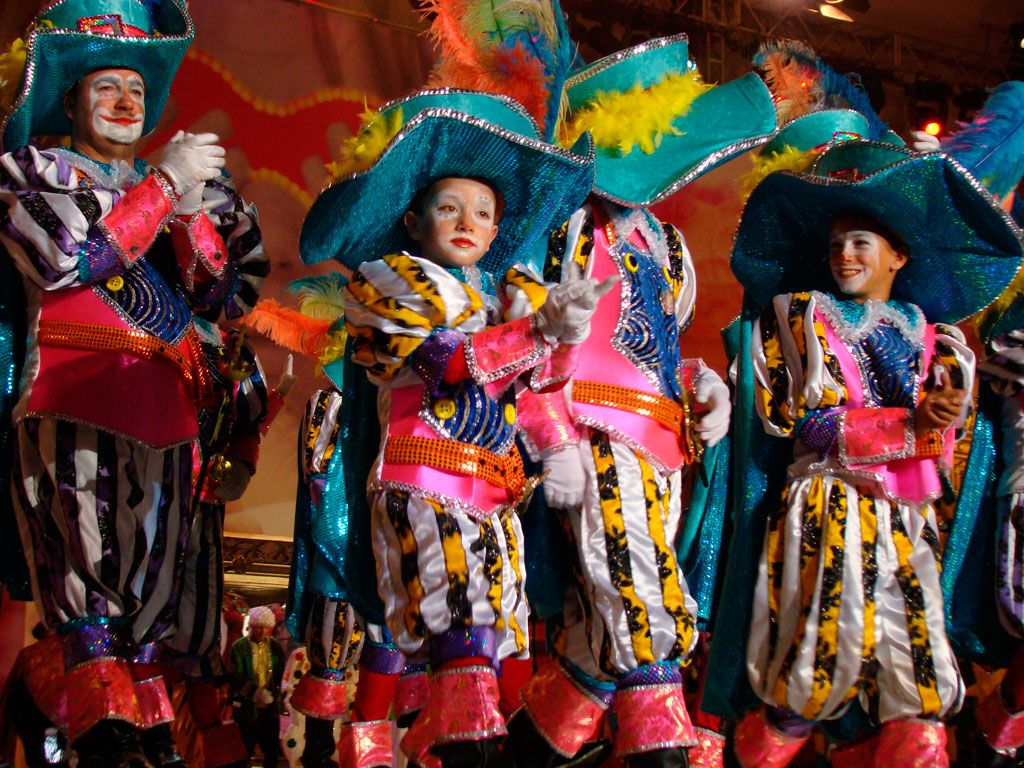Persone vestite al carnevale di Tenerife, indossando costumi colorati e vivaci.