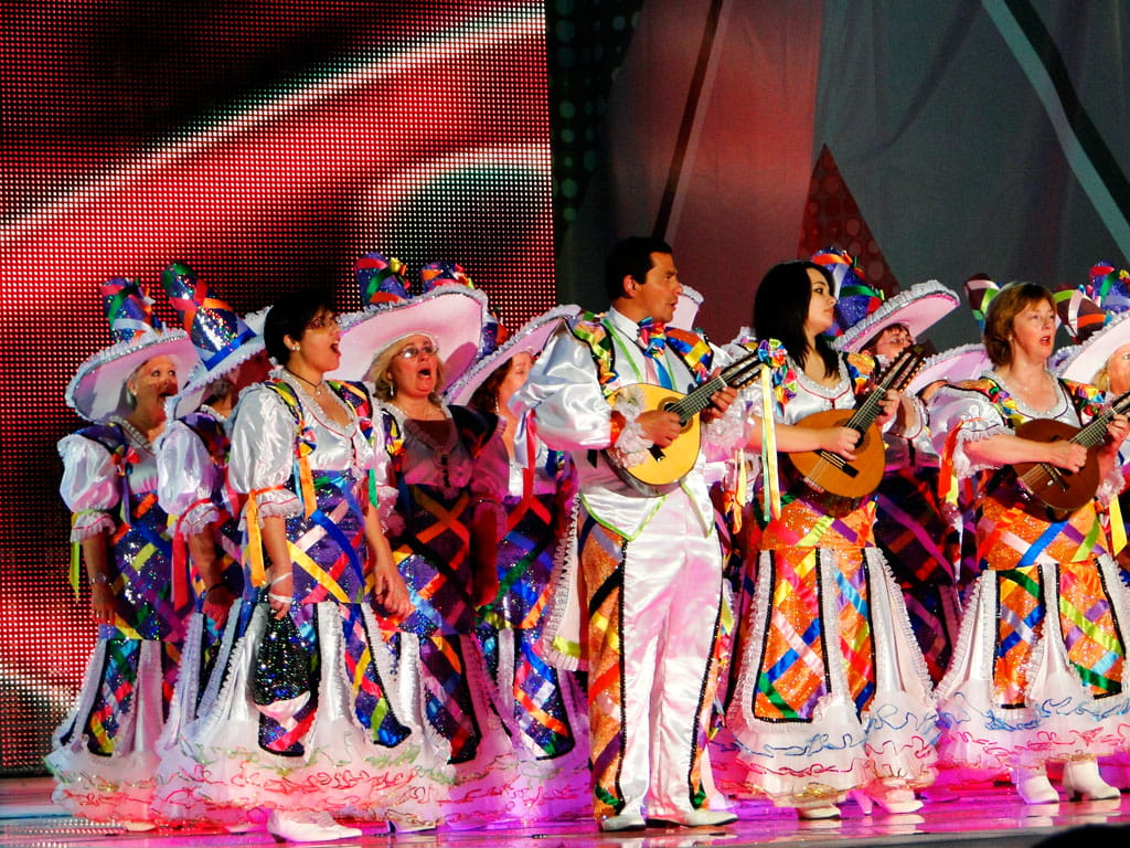 Un gruppo musicale in costumi colorati si esibisce durante il Carnevale di Tenerife.