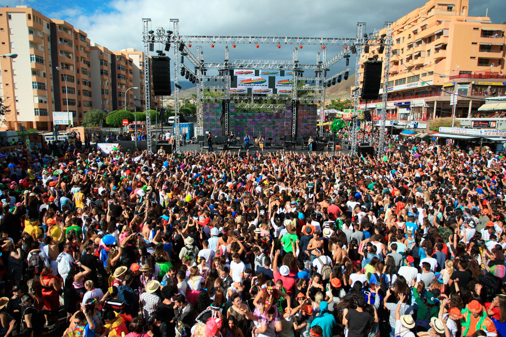 Concerto all'aperto a Tenerife con una folla di persone davanti al palco.
