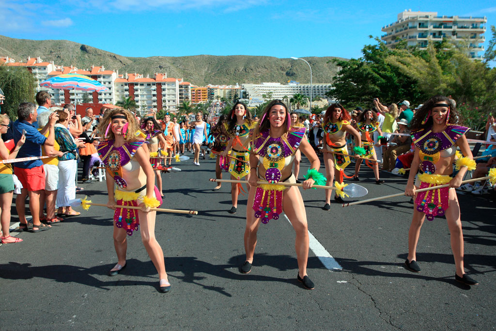 Gruppo di ballerini a una parata di strada a Tenerife.