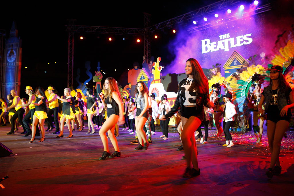 Gruppo di ballerini a uno spettacolo a tema Beatles a Tenerife.