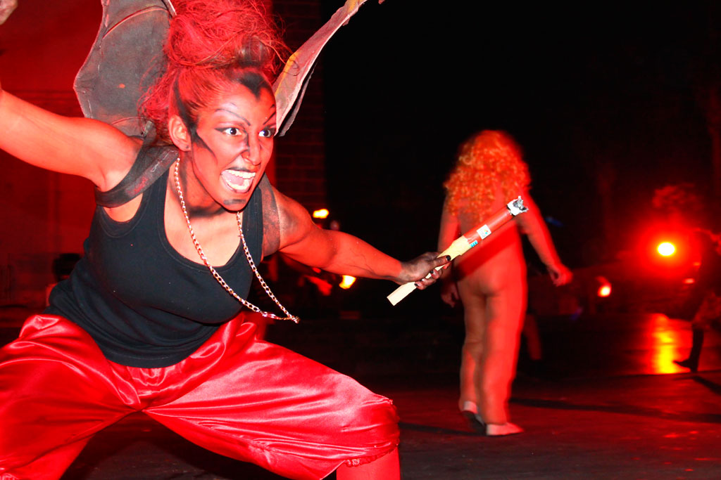 Persona in costume da demone che si esibisce a un evento notturno a Tenerife.