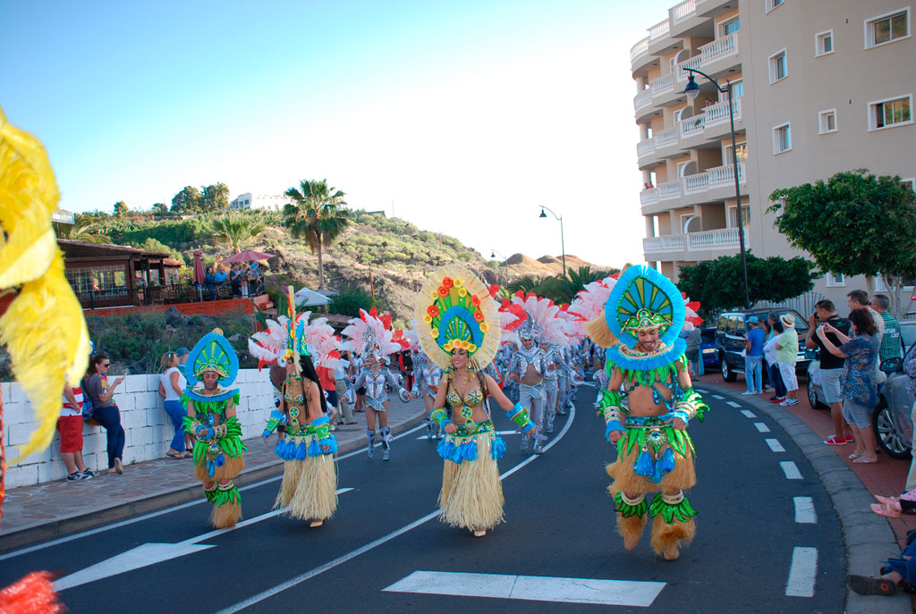 Durante il carnevale di Santa Cruz de Tenerife, persone in costumi colorati sfilano.