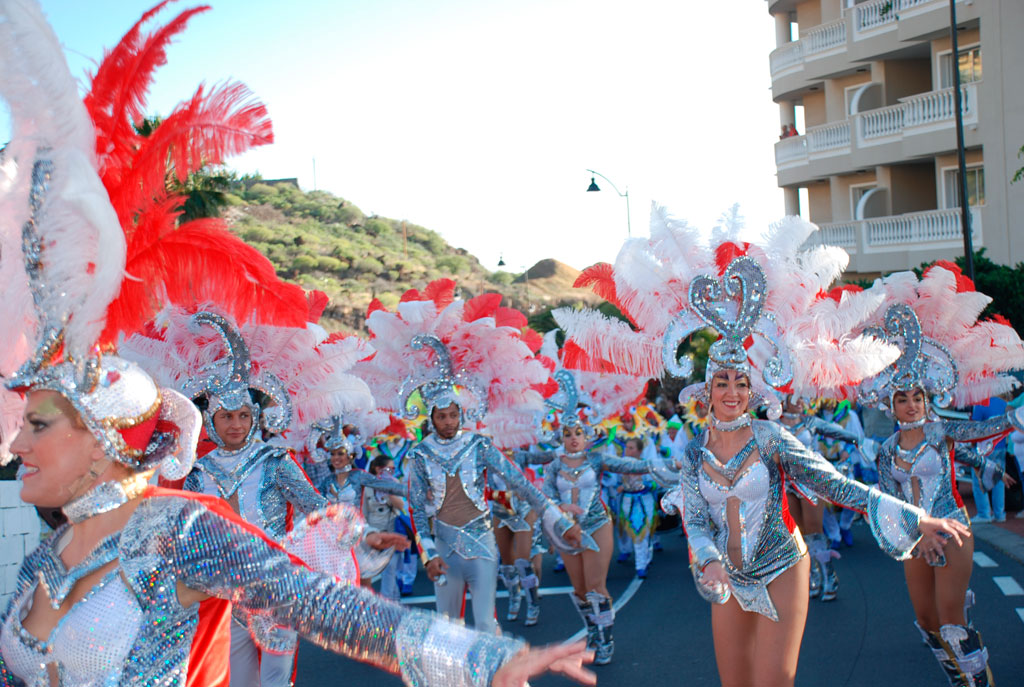 Ballerini in costume al carnevale di Santa Cruz de Tenerife.