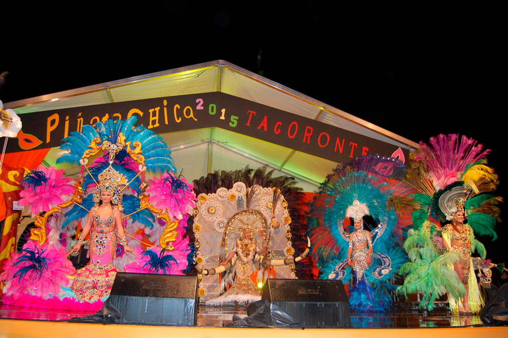 Persone in costumi colorati su un palco del carnevale di Tacoronte 2015.