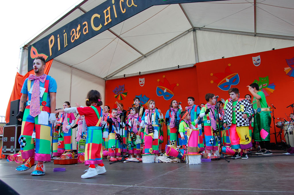 I bambini in costume si esibiscono sul palco della Piñata Chica a Tenerife.