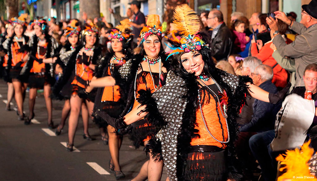 Gruppo di ballerini in parata di carnevale a Santa Cruz de Tenerife.