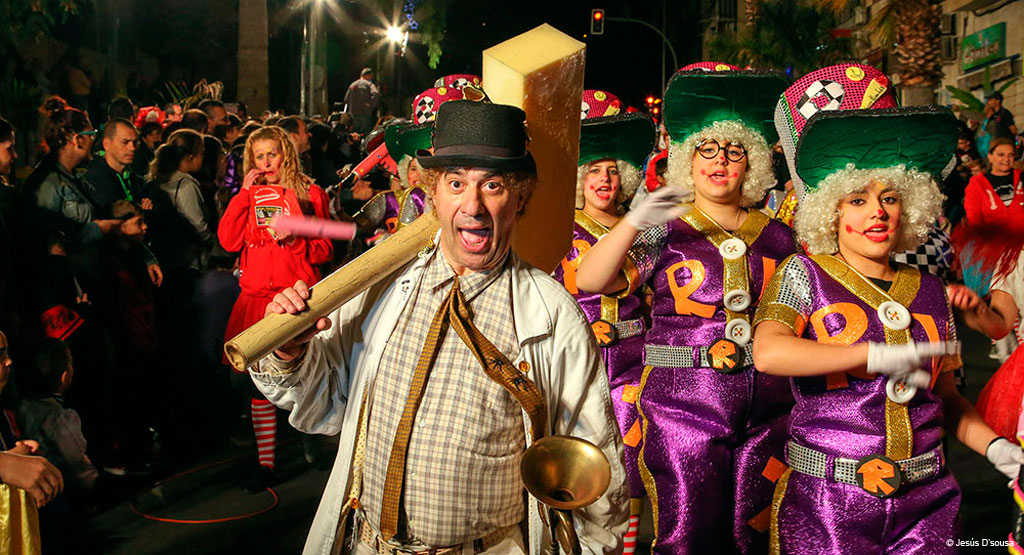 Persone in costumi colorati che sfilano a un carnevale a Santa Cruz de Tenerife.