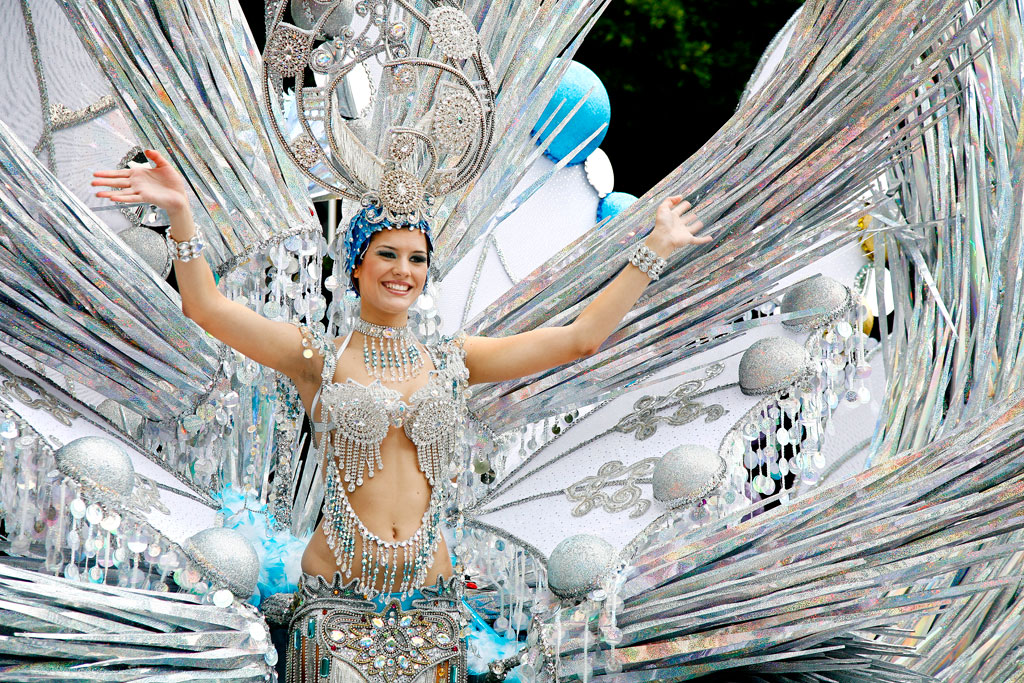 Persona in costume fantastico durante il Carnevale di Santa Cruz de Tenerife.
