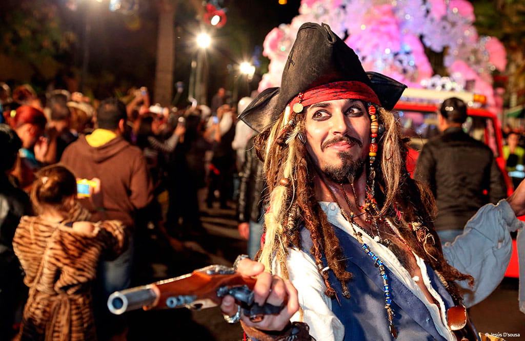 Personaggio travestito da pirata a una festa a Santa Cruz de Tenerife.