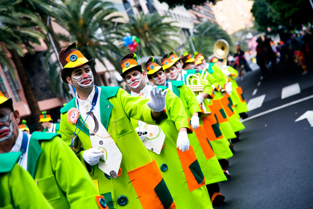 Le persone in costume sfilano al Carnevale di Santa Cruz de Tenerife.