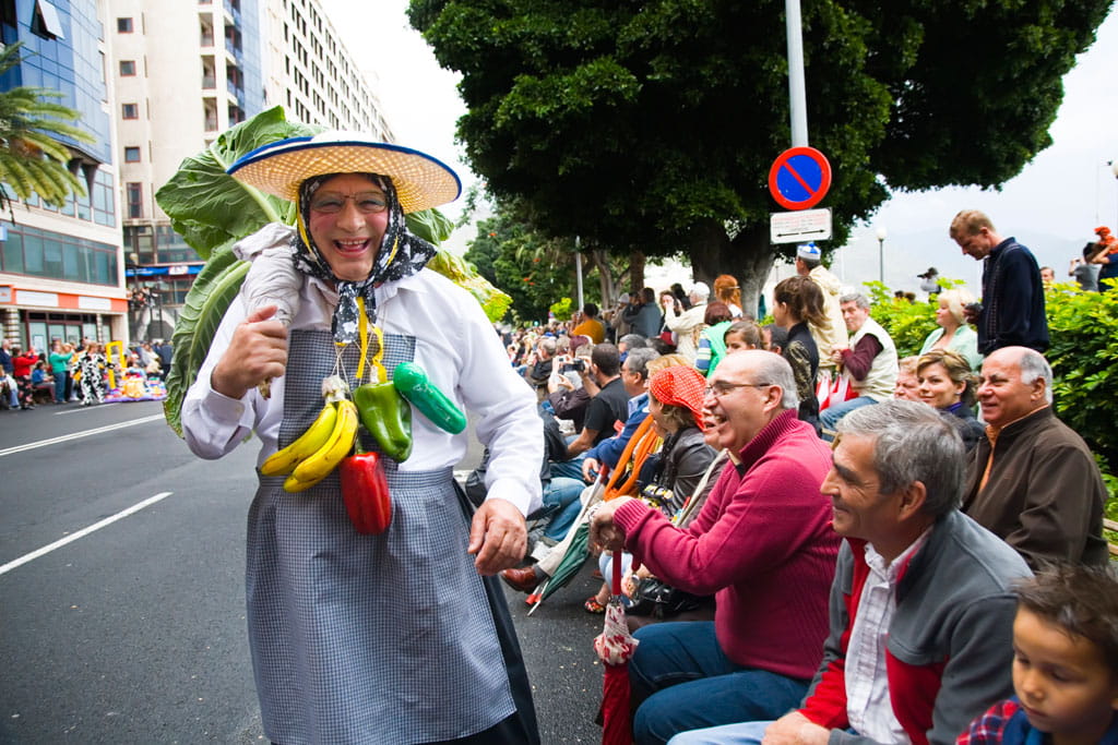 Celebrazione a Santa Cruz de Tenerife con un uomo in costume che tira su il pubblico di conforto.