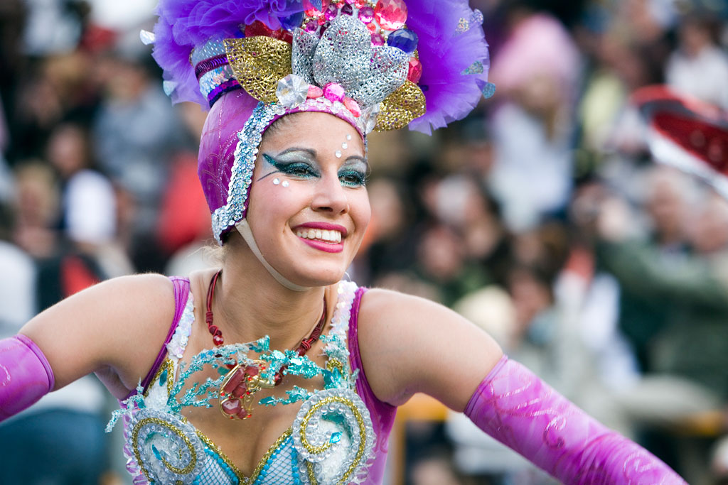 Ballerino sorridente in costume colorato a un evento a Tenerife.