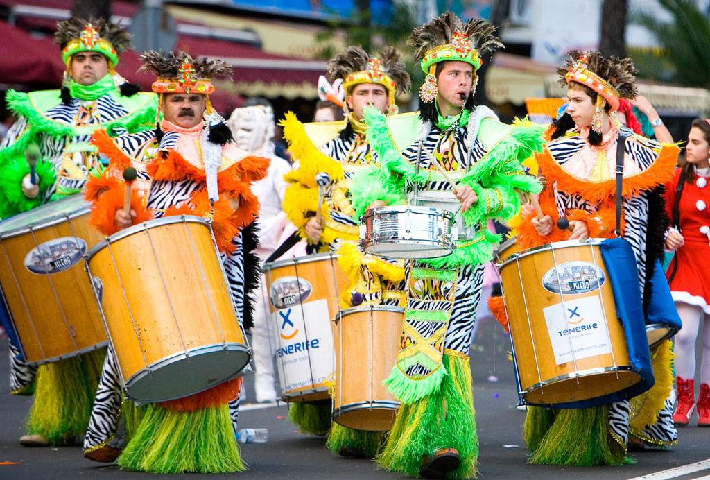 Un gruppo di musicisti in costume suona la batteria a un evento a Tenerife.