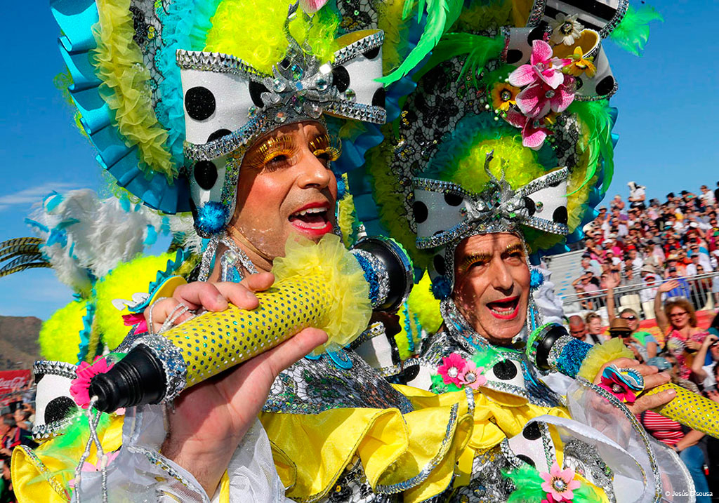 Persone in costume che cantano al Carnevale di Tenerife.
