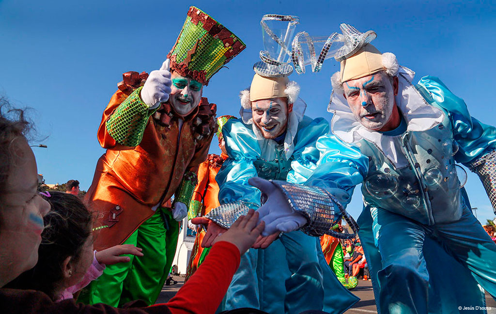 I clown accolgono i bambini durante il carnevale a Tenerife.