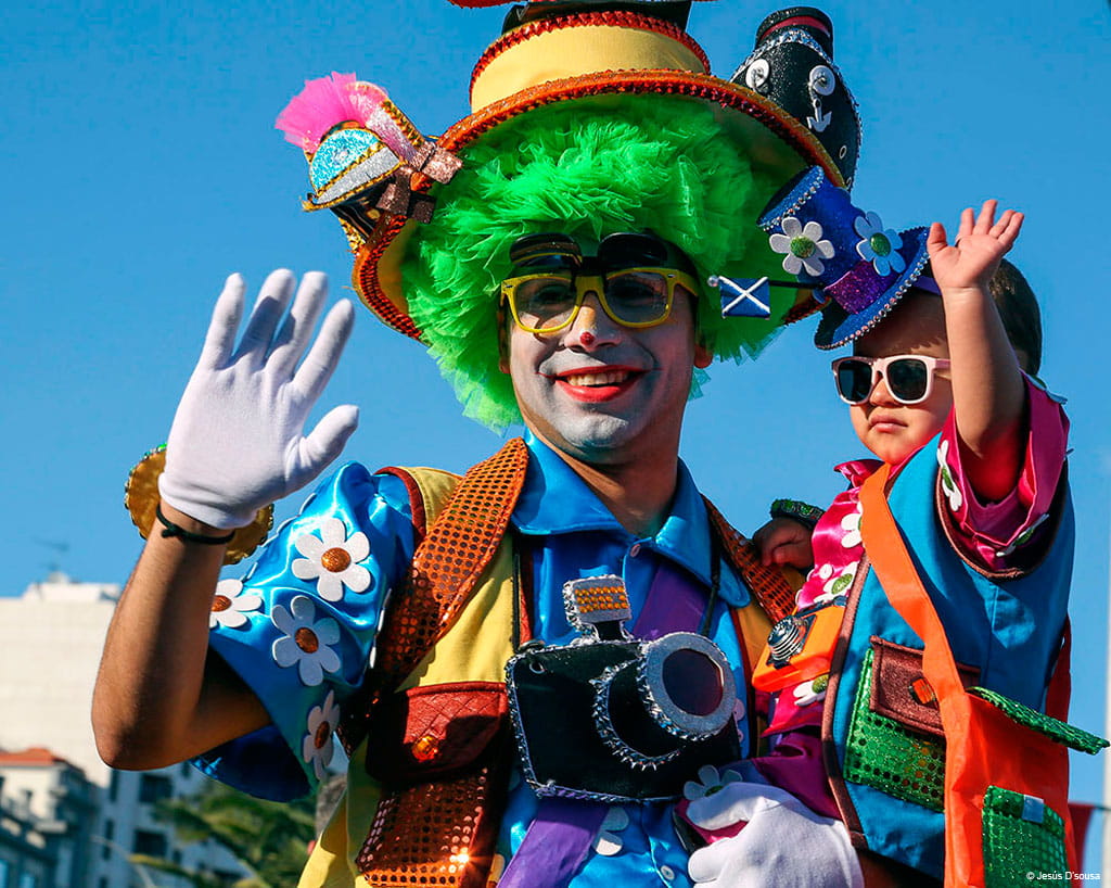 Persona vestita da clown e bambino al carnevale di Tenerife.