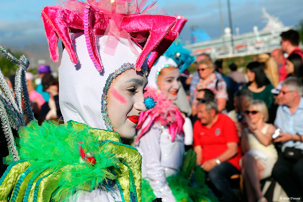 Persone in colorati costumi da carnevale a un evento a Tenerife.