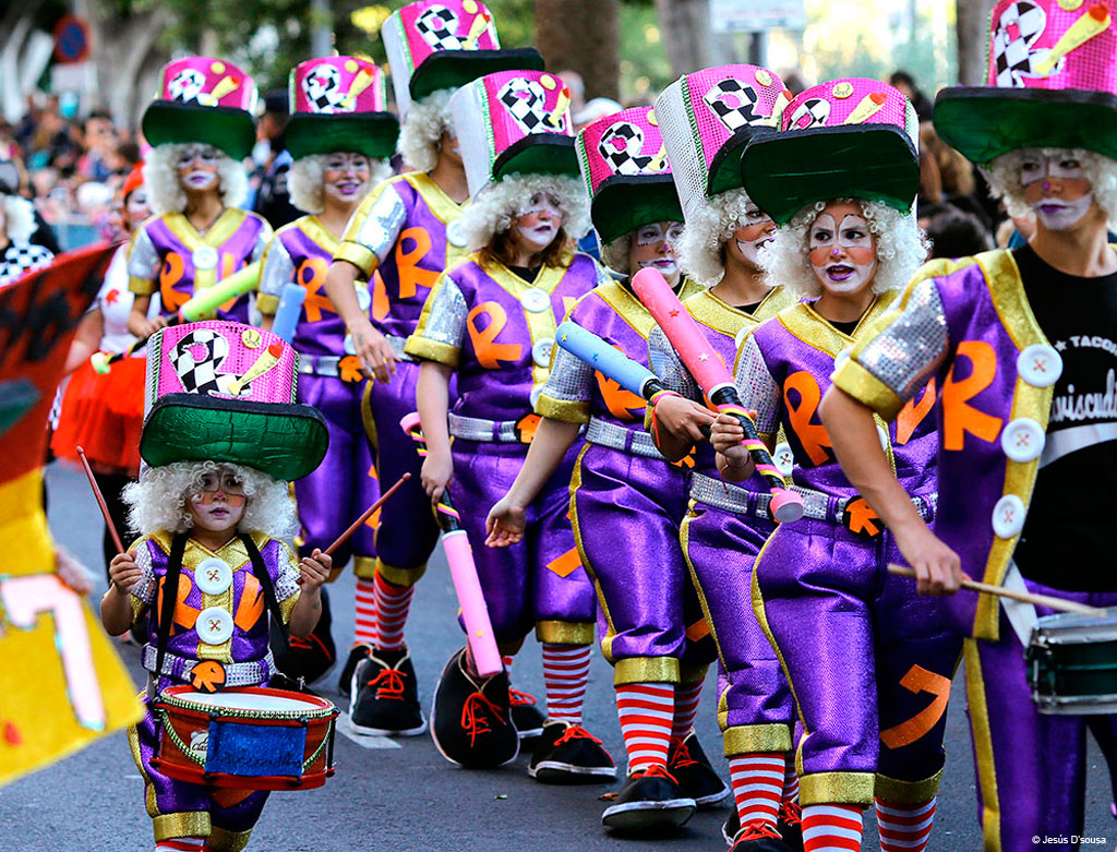 Gruppo di persone in costume a una parata di carnevale a Santa Cruz, Tenerife.