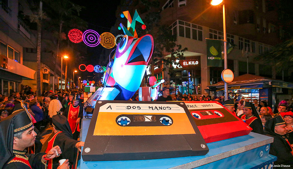 Carro colorato al Carnevale di Tenerife con nastri decorativi.