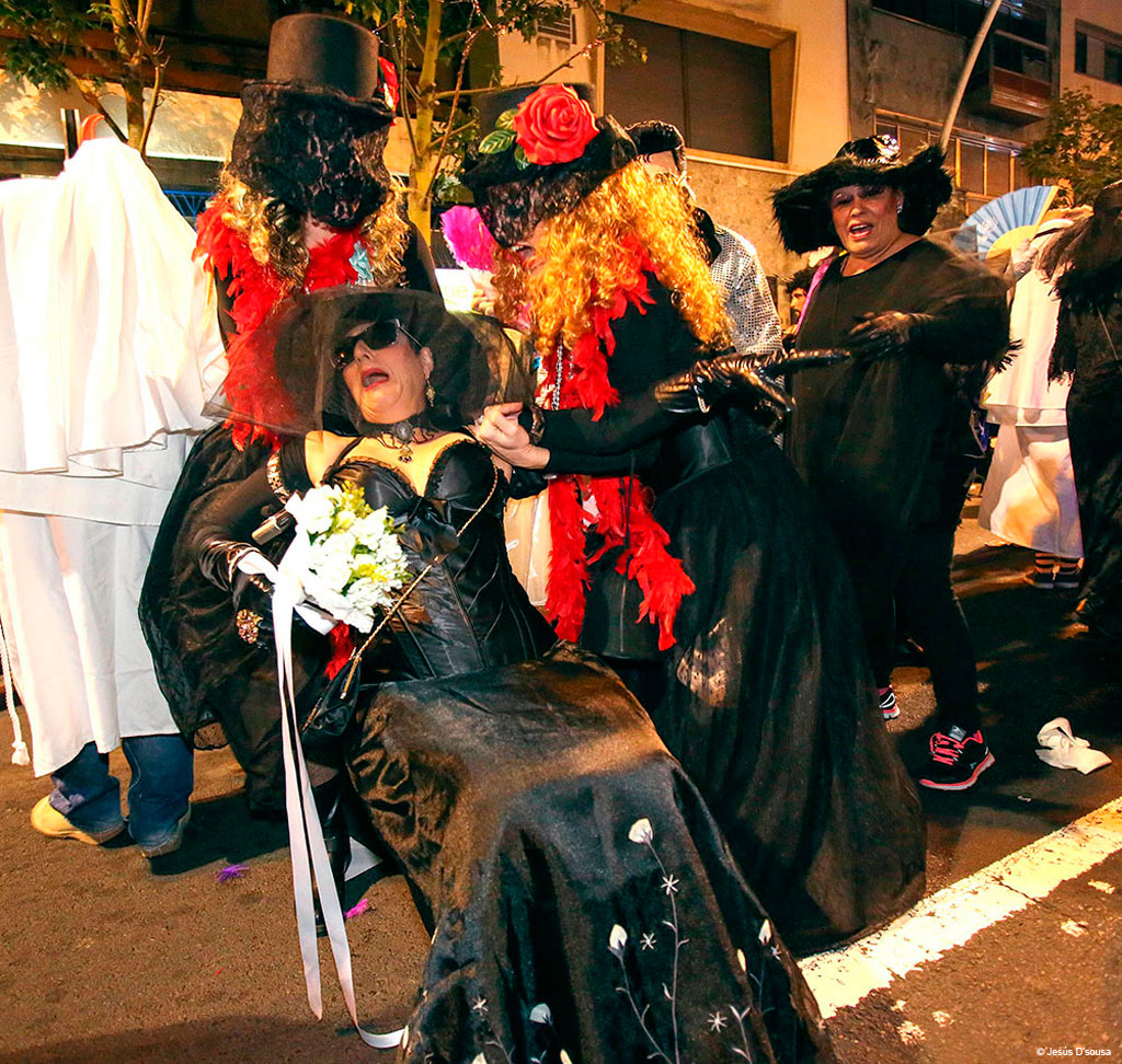 Persone in costume a una festa notturna a Santa Cruz de Tenerife.