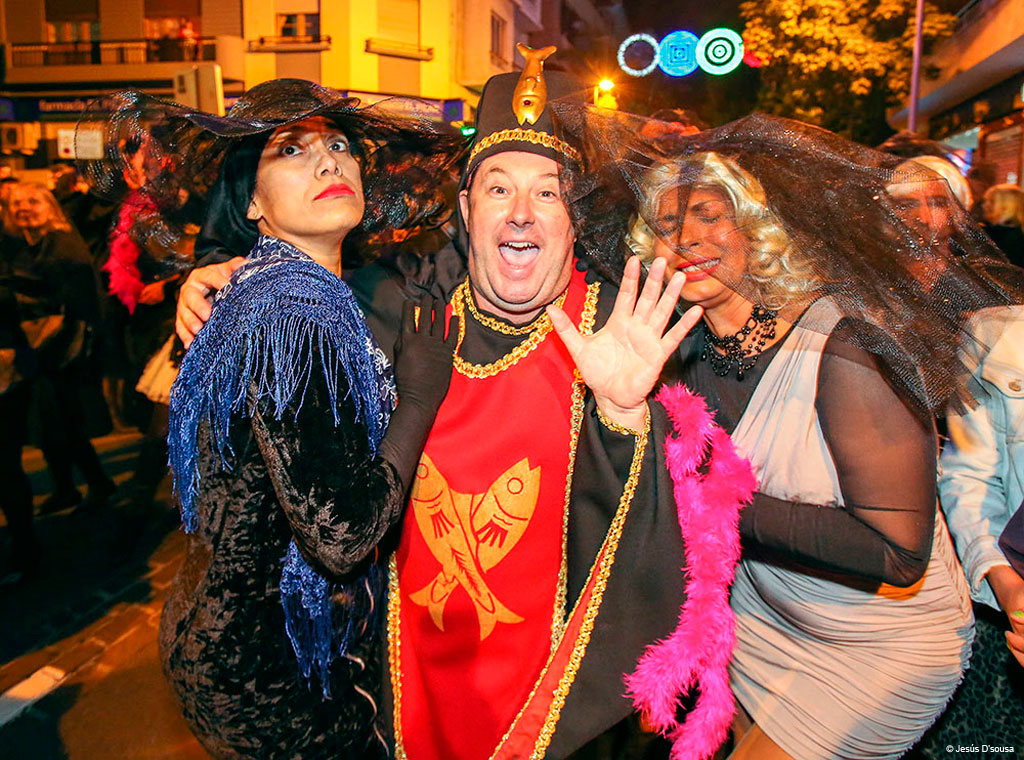 Le persone in costume festeggiano il Carnevale a Santa Cruz de Tenerife.