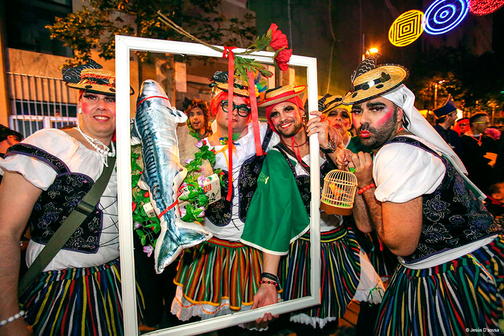 Gruppo al carnevale di Tenerife con costumi colorati e una cornice decorata.