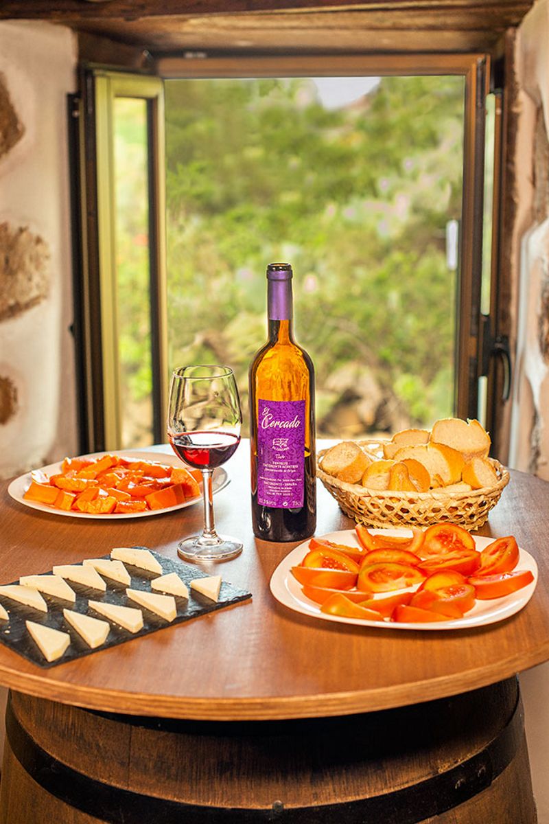 Bottiglia di vino El Cercado e snack sul tavolo a Tenerife.